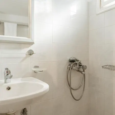 Anchor Yalos Semi Double Bed 6 Guest house